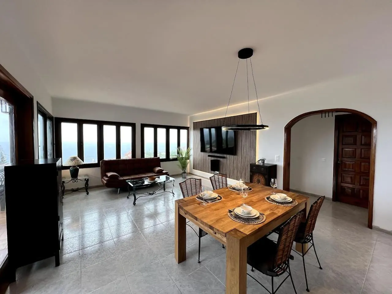 הקונטקטים של Penthouse Las Barandas